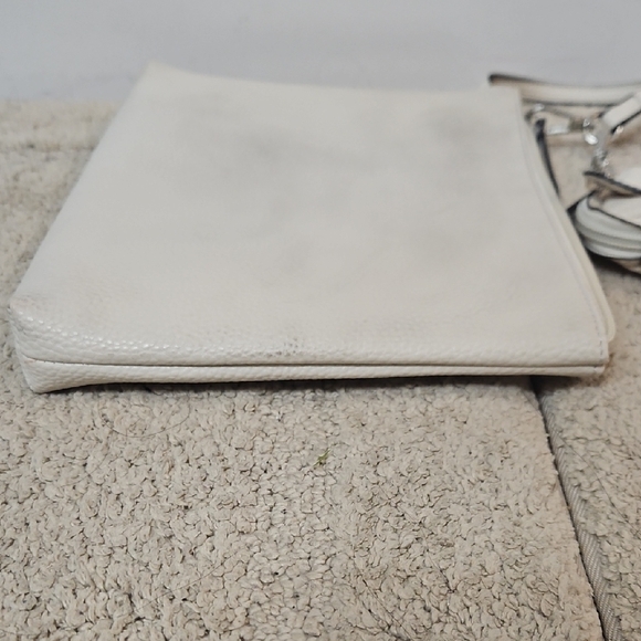 Beauty Bundle and Chic Off White Wristlet Clutch with Mini Pouch and Makeup Set - Picture 7 of 15